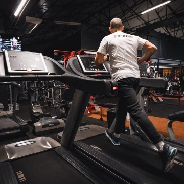 homme qui court sur un tapis de course au tek gym salle de sport à Meaux