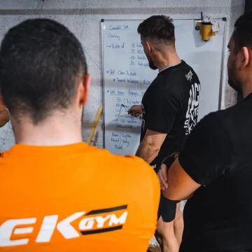 Coachs sportifs guidant des adhérents à Tek Gym Meaux